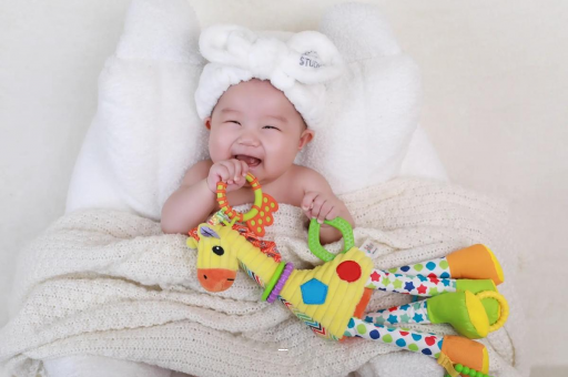 包生男孩正规公司四个月宝宝揉眼睛